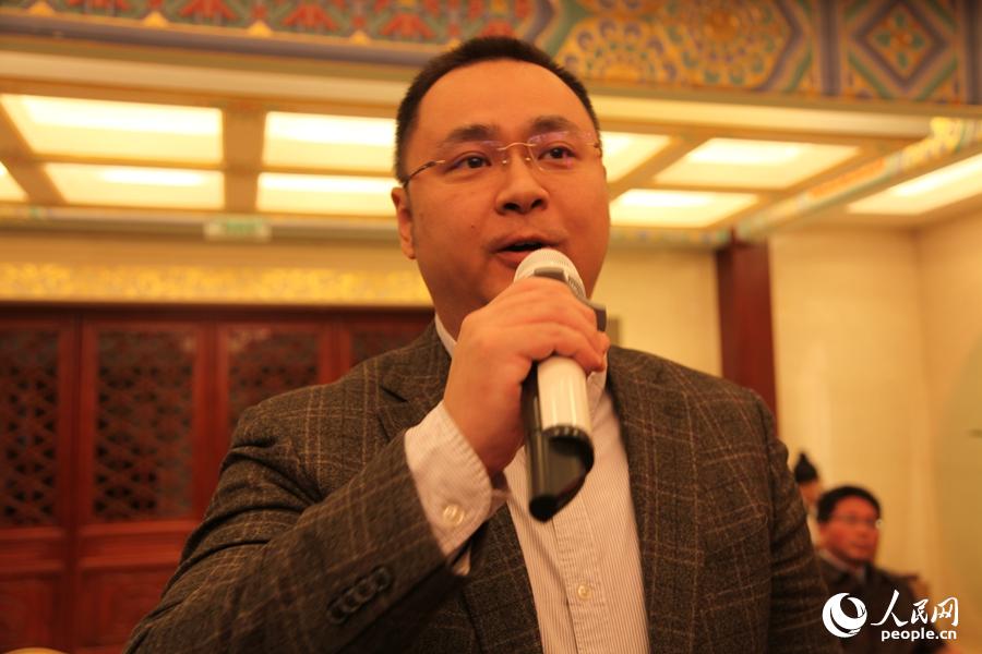 图为著名科学家陈景润的儿子陈由伟发言