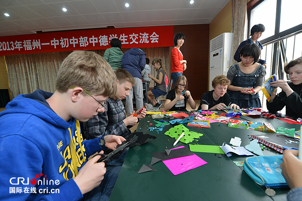德国中学生惊呼：中国文化真神奇_fororder_福建频道；主题：德国中学生惊呼：中国文化真神奇；作者：俞松；国籍：中国；拍摄地：中国福州，简介：在福州一中初中部中德学生交流会上，德国学生正在专心致志地学习中国剪纸艺术。_副本