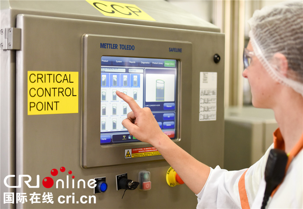 图片默认标题_fororder_蒙牛新西兰工厂工作人员6