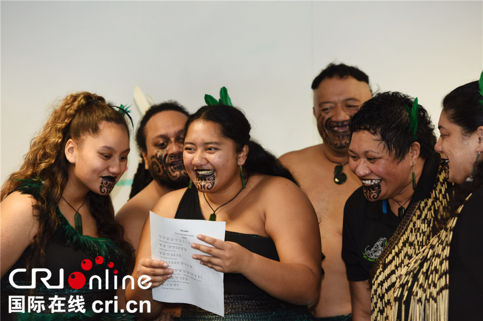 图片默认标题_fororder_到访蒙牛新西兰工厂的毛利族人