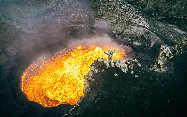 加拿大探险家冒死进活火山 近距离拍岩浆