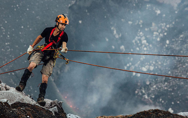 加拿大探险家冒死进活火山 近距离拍岩浆