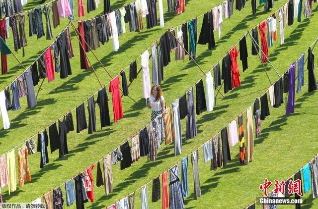 科索沃一足球場變晾衣場 “晾曬”數千件女裝