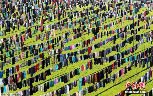 科索沃一足球場變晾衣場 “晾曬”數千件女裝