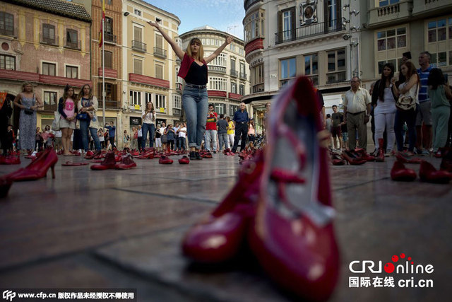 西班牙艺术家展出745双女性红鞋 抗议性别暴力