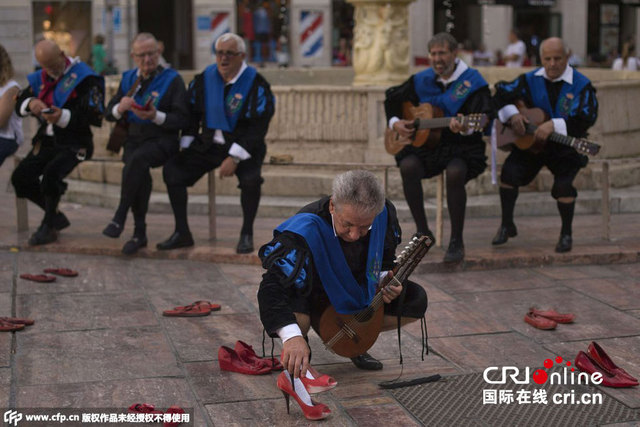 西班牙艺术家展出745双女性红鞋 抗议性别暴力