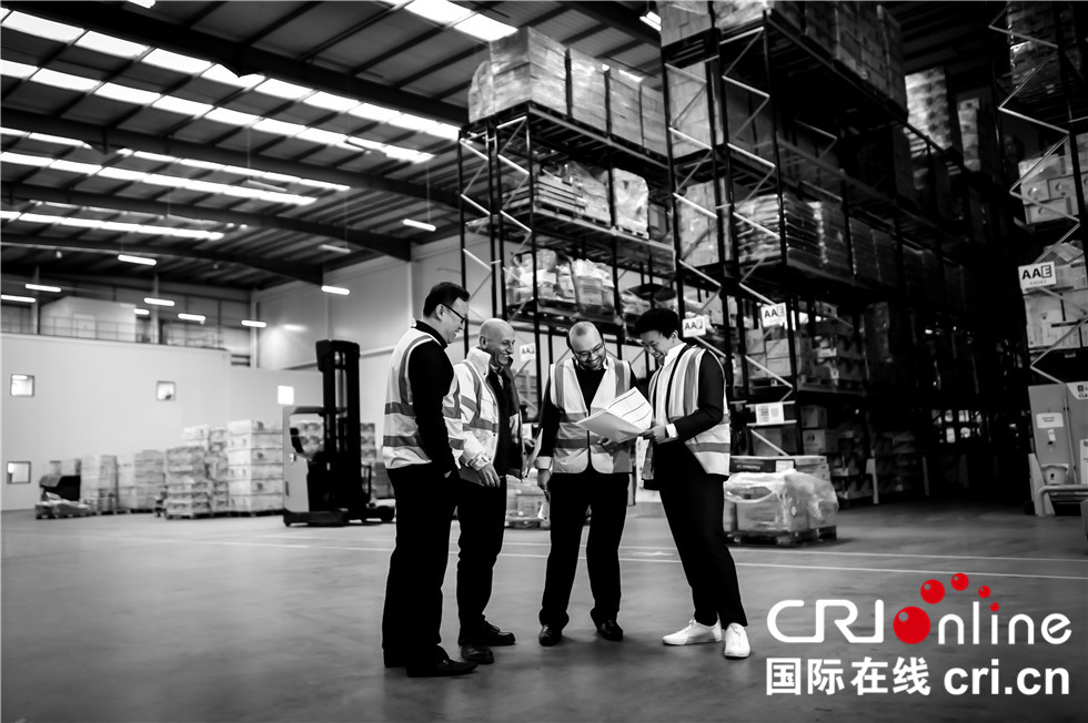 图片默认标题_fororder_2019年春，COOKSDELIGHTS.LTD 负责人ANDREW ZHANG & CHRISTOPHER LIU 在北伦敦现代化仓库工作中。致力于中英贸易，把中国的农副产品销遍全英。_副本