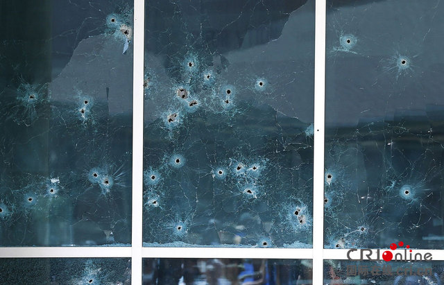 美國達拉斯警局外爆發槍戰 嫌犯已被擊斃