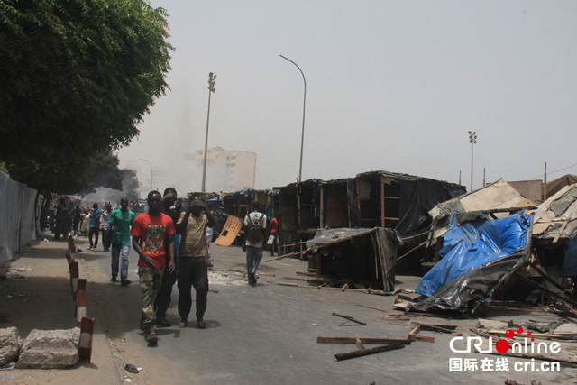 塞内加尔首都市政拆迁引发骚乱 部分中国商铺被毁