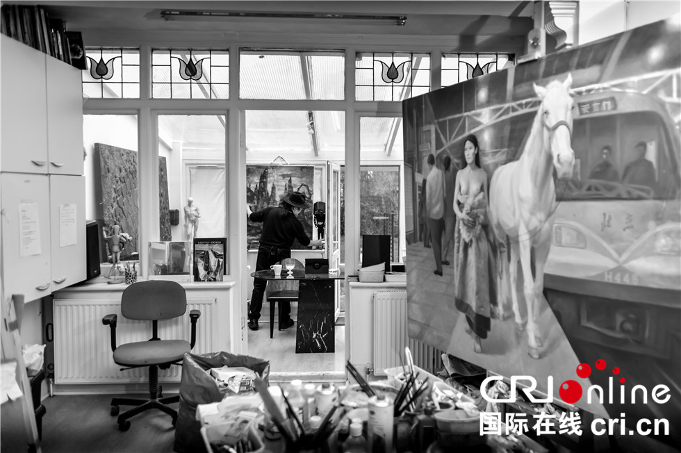 图片默认标题_fororder_2019年春，JL Art Studio 华人艺术家JINCHENG LIU 在伦敦画室JL Art Studio中创作。致力于中英文化交流，把东西方的艺术融合表达。_副本