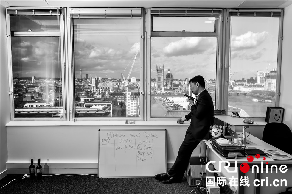 图片默认标题_fororder_2019年春，WISELINX EXECUTIVE EDUCATION COMPANY LTD. 负责人JUN GUO 在伦敦办公室办公中。致力于新型教育产业，帮助中国企业家接受西方不同背景的商业教育。_副本