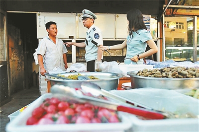 北京露天烧烤摊仍遍地开花 城管执法屡遭阻挠