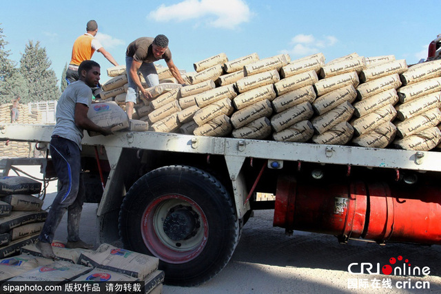 超两千吨建筑材料经拉法口岸运抵加沙 巴民众开始重建