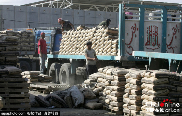 超两千吨建筑材料经拉法口岸运抵加沙 巴民众开始重建