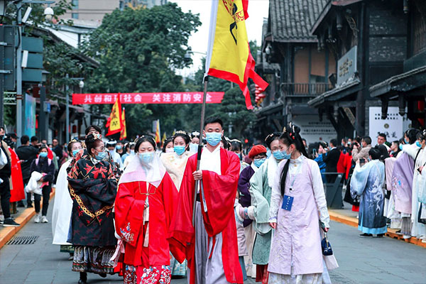 成都文殊坊：千人漢服大巡遊 傳承中華傳統服飾之美