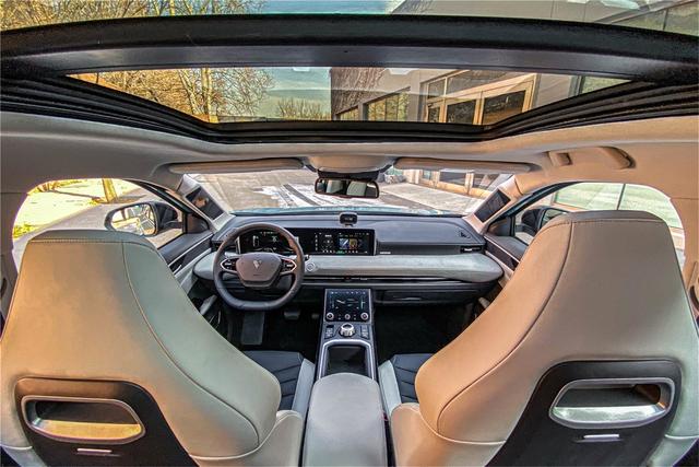 汽车频道【供稿】哪吒U向上的力量 | 站在命运B面的人—杨潮