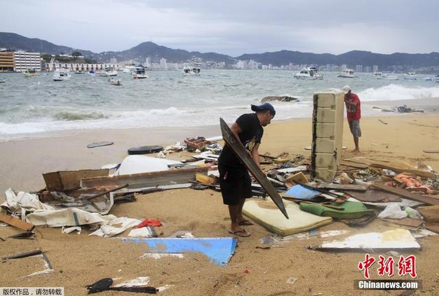 一級颶風“卡洛斯”襲擊墨西哥 汽車水上行駛