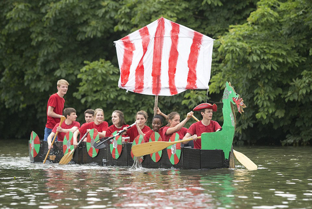剑桥学子划“自杀船”比赛 庆祝夏季考试结束