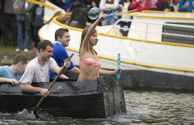 剑桥学子划“自杀船”比赛 庆祝夏季考试结束