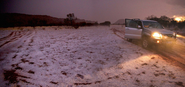 澳大利亚沙漠突降冰雹 红色土地“披上白衣”