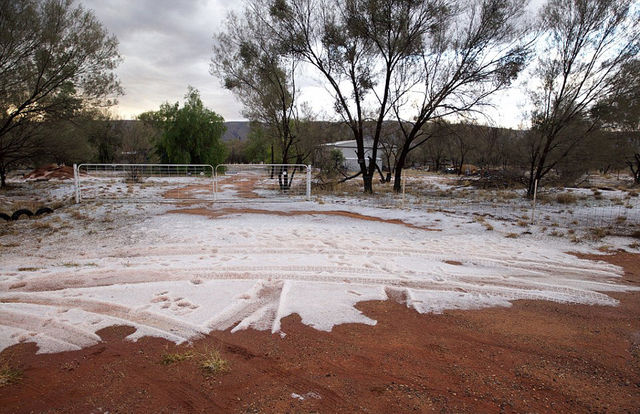 澳大利亚沙漠突降冰雹 红色土地“披上白衣”
