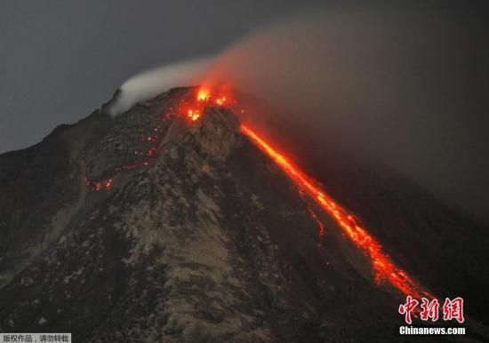 印尼錫納朋火山猛烈噴發 大批民眾逃離家園