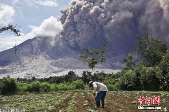 印尼錫納朋火山猛烈噴發 大批民眾逃離家園
