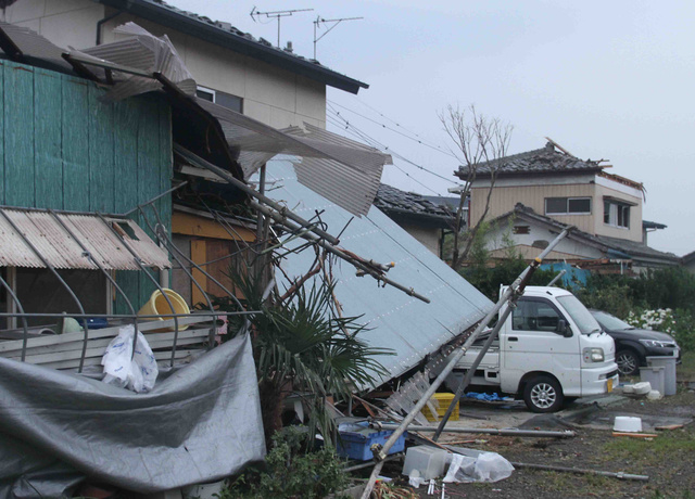 强风袭击日本伊势崎市 造成屋顶被掀居民断电