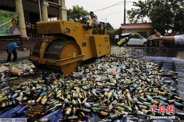 印尼迎接斋月到来 销毁500公斤大麻及万余瓶酒