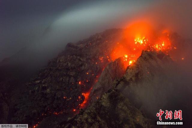 印尼錫納朋火山猛烈噴發 數千民眾無家可歸