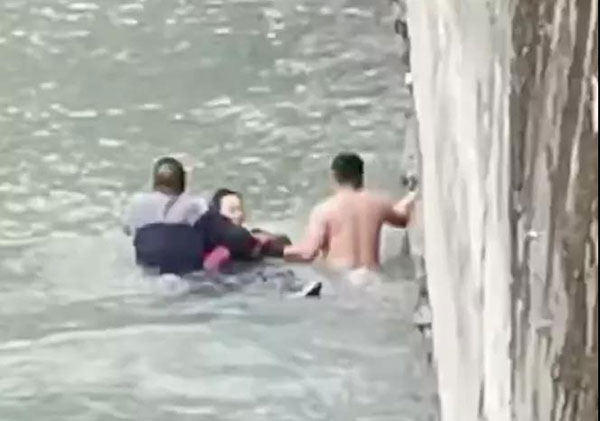 甘孜州瀘定縣：水冷心暖 眾人合力成功救起落水女子