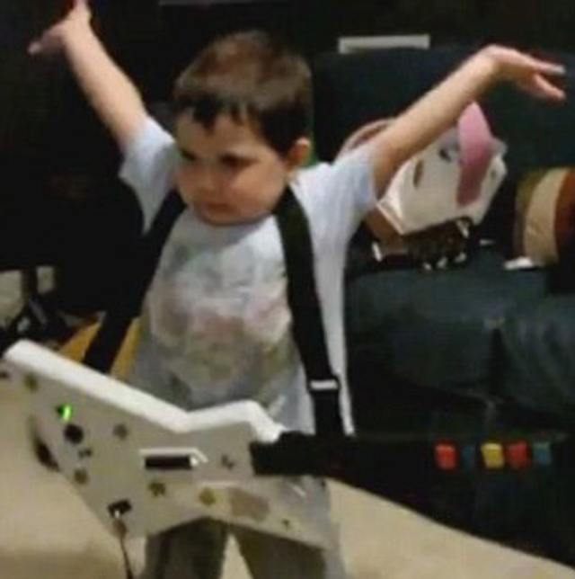 美國2歲小吉他手模倣搖滾明星 表情豐富萌煞網友
