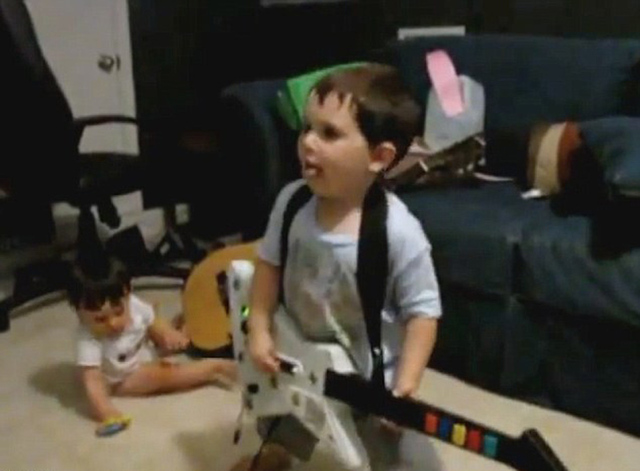 美國2歲小吉他手模倣搖滾明星 表情豐富萌煞網友