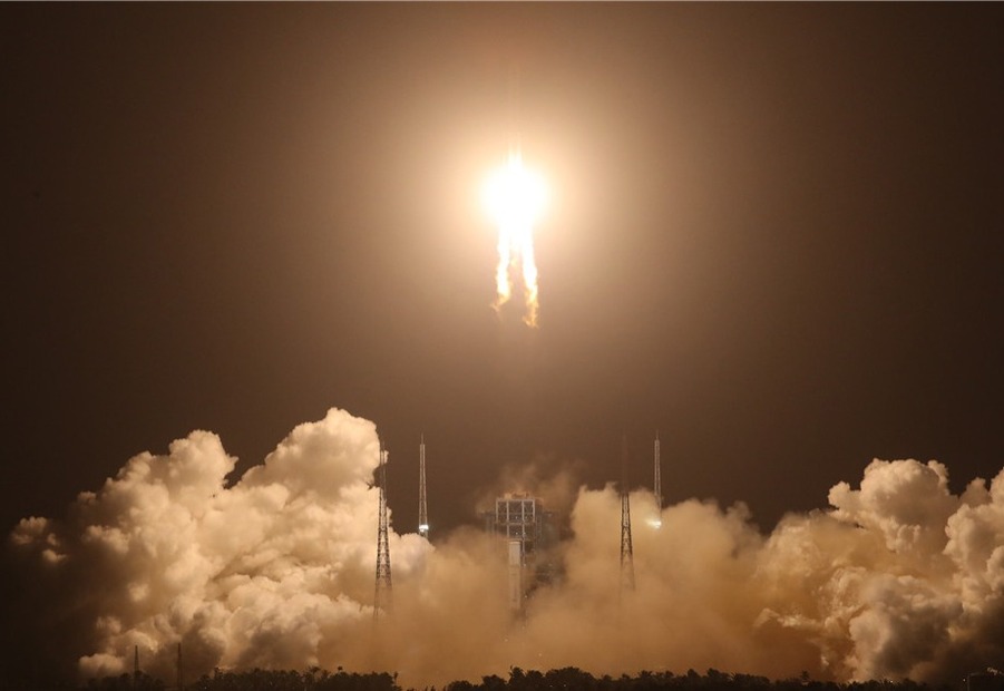 长征五号遥五运载火箭将嫦娥五号探测器发射升空