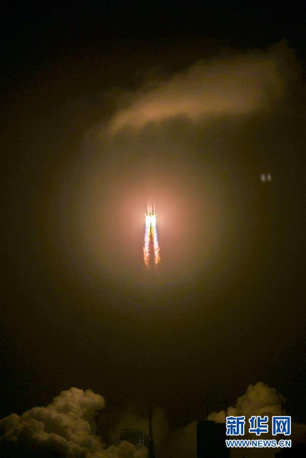嫦娥五號探測器成功發射 開啟我國首次地外天體採樣返回之旅