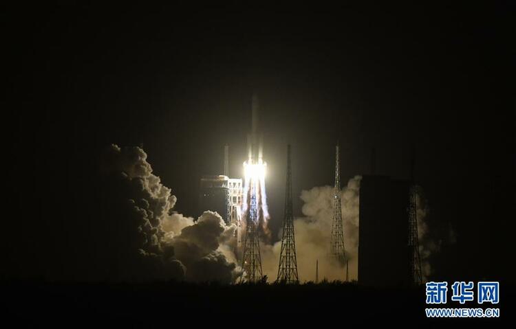 嫦娥五號探測器成功發射 開啟我國首次地外天體採樣返回之旅