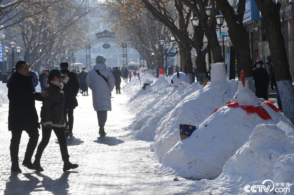 暴雪過後 哈爾濱中央大街成雪人一條街