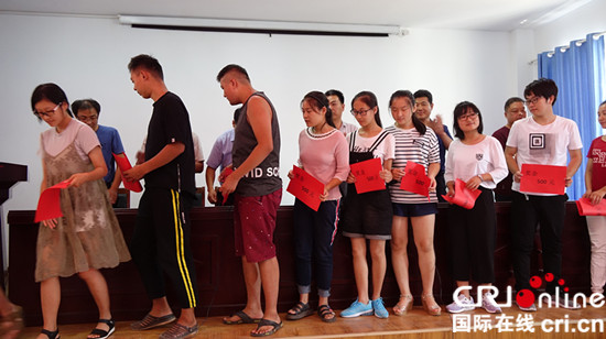 臨沂沂水泉莊鎮為新考入本科大學生發放獎金 臨沂沂水泉莊鎮為新考入本科大學生發放獎金_fororder_DSC05653_副本