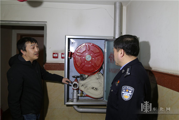 哈尔滨警方排查居民区消防通道 预防各类火灾事故发生