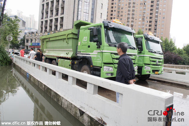 上海暴雨致河水暴涨 政府调数辆卡车压桥防被冲走