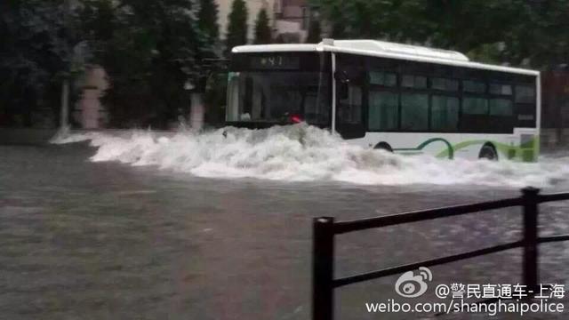 上海遭暴雨襲擊 市民出門直接觀“海景”