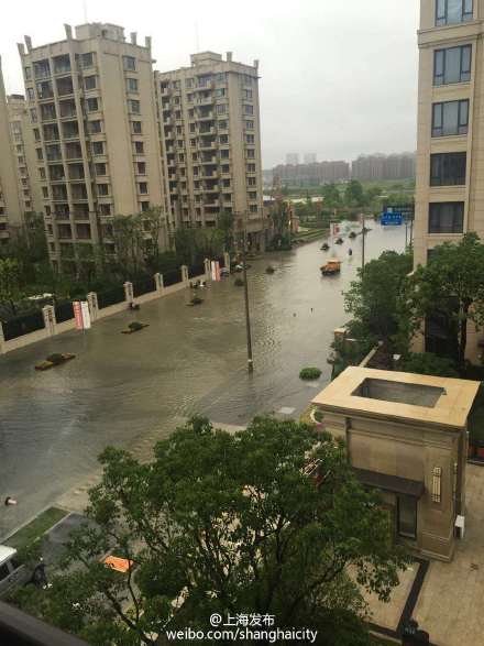 上海遭暴雨襲擊 市民出門直接觀“海景”