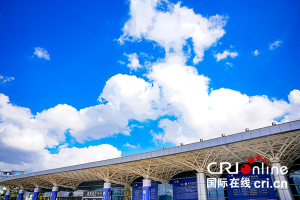 【东博会现场】东博会 “两会蓝”映照南宁国际会展中心