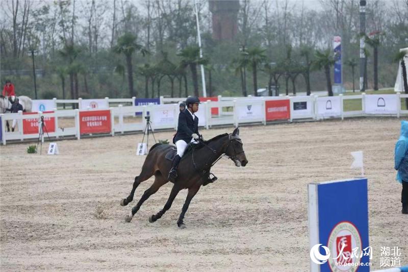 騎士策馬跨欄 湖北首場青少年馬術場地障礙賽開鑼