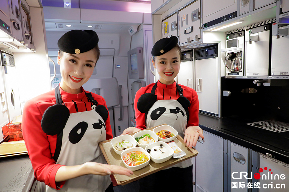 图片默认标题_fororder_《川航空乘穿着第七代新制服展示特色飞机餐食》作者：赵汪洋。国籍：中国。联系电话：15255139221。拍摄地点：四川航空首架A350熊猫彩绘飞机内。作品介绍：8月16日，川航首架A350飞机首航，执飞3U8885成都至北京航班，航班上身着七代制服的乘务员对特色餐食进行展示。