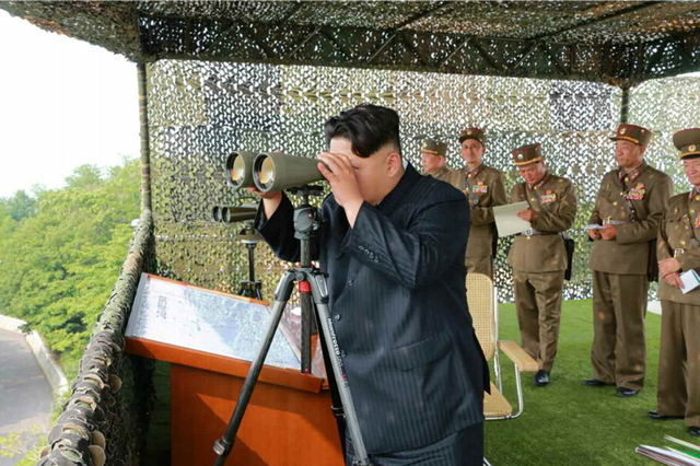 金正恩视察朝鲜炮兵射击比赛 与士兵合影喜笑颜开