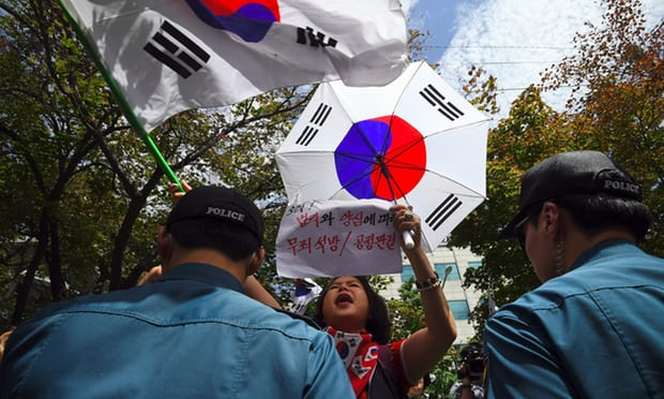 朴槿惠的支持者民众在街上挥舞着国旗 要求释放李在镕_fororder_060