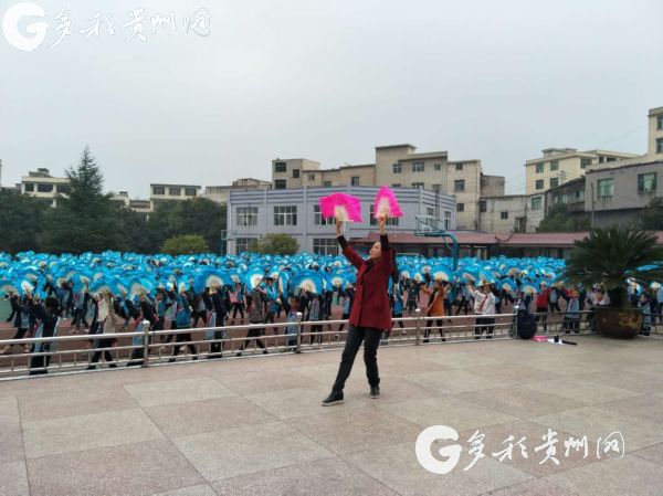 （社会）一人拿一把扇子做课间操？原来是花灯戏走进校园