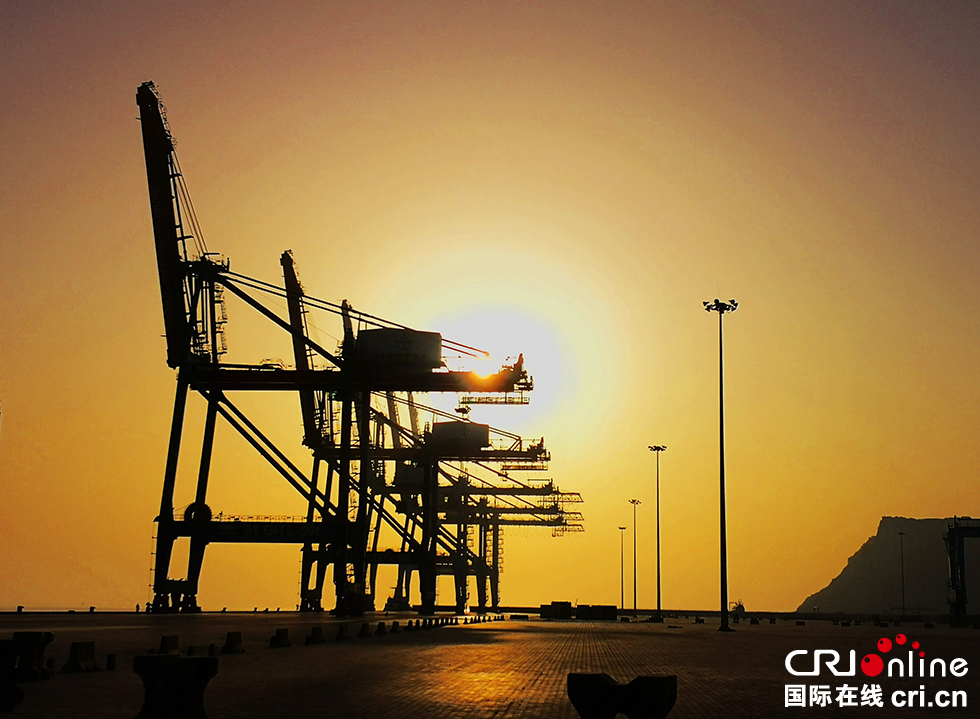 图片默认标题_fororder_《晨曦中的瓜达尔港》2016年11月13日，由中国海外港口控股有限公司运营的巴基斯坦中资港口瓜达尔港正式开航。中巴经济走廊是“一带一路”旗舰项目，而瓜达尔港是走廊的龙头。作者：宋志辉。国籍：中国。电话：13540390580拍摄地：瓜达尔港（巴基斯坦）1