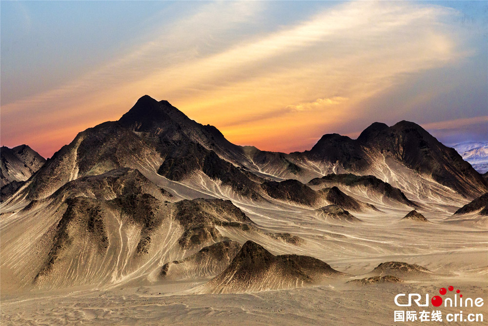 图片默认标题_fororder_《大漠晨光》作者：黄谷上（中国）13194031999摄于新疆喀什